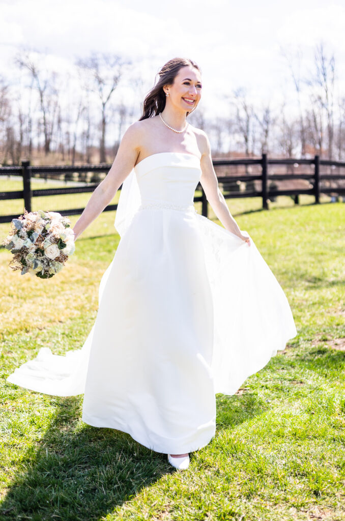 Wedding dress details that photograph well - minimalist structured gown